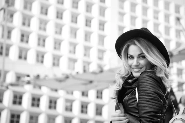 Woman Happy Smile Long Hair Black Hat Leather Jacket Paris — Stock Photo, Image