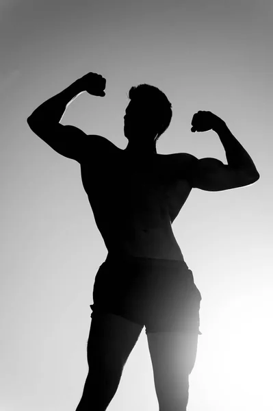 Спортсмен Піднімає Руки Біцепсами Трипси Відкритому Повітрі Силует Сильної Людини — стокове фото