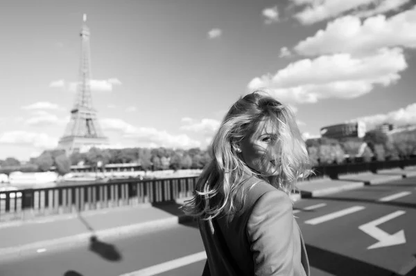 Chica Viajera Con Pelo Rubio Torre Eiffel París Francia Soleado — Foto de Stock