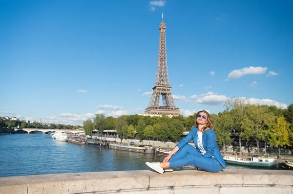 Boldog Folyónál Eiffel Toronynál Párizsban Franciaország Mosolyog Napszemüvegben Kék Égen — Stock Fotó