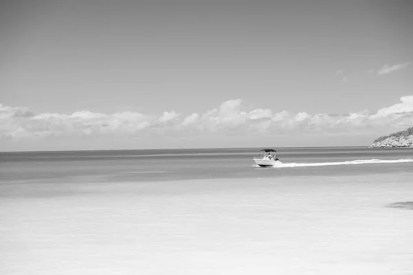 Motorcsónak Úszó Azúrkék Tenger Vagy Óceán Víz Felszínén Johns Antigua — Stock Fotó