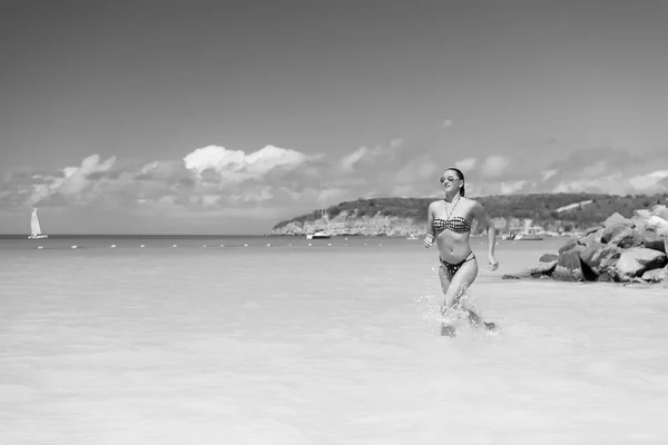 カリブ海での夏休み ビキニ姿の女の子は アンティグア セントジョンズ アンティグアビーチを走る 晴れた日にターコイズブルーの海や海の水の中の女性 日焼け 入浴の概念 リラックス アクティブなレジャー — ストック写真