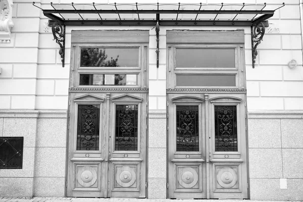 Puertas Delanteras Madera Vidrio Forja Polonia Entrada Casa Pared Gris — Foto de Stock