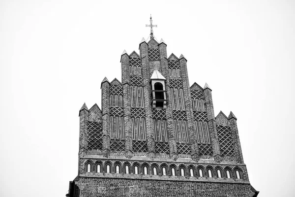 Průčelí Kostela Zdi Červených Cihel Kříž Vrcholu Wroclaw Polsko Pozadí — Stock fotografie