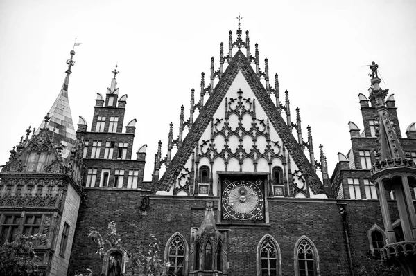 时钟在镇大厅房子在弗罗茨瓦夫 波兰在白色天空背景 哥特式风格 设计理念 吸引力 — 图库照片