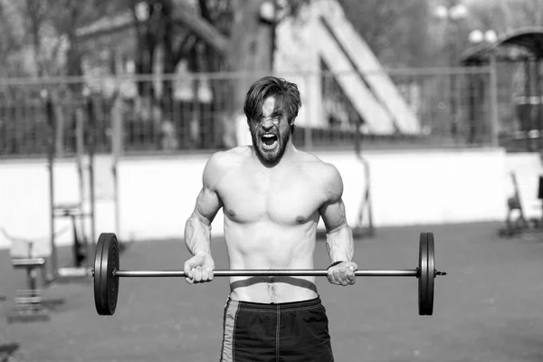 スポーツマン スタジアムにバーベルを上げ 運動胴体 強力な武器を持つ男 運動選手は重量とトレーニングを叫ぶ 重量挙げ ボディービル フィットネス スポーツ エネルギー — ストック写真