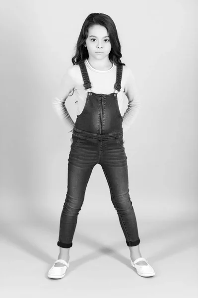 Mode Enfant Style Modèle Fille Pose Jeans Sur Toute Longueur — Photo