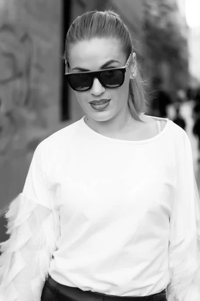 Egy Szőke Hajú Napszemüvegben Fehér Blúz Sétál Párizsban Franciaország Divat — Stock Fotó