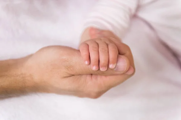 Mano Del Bambino Tenere Dito Maschile Una Mano Minuscola Concetto — Foto Stock