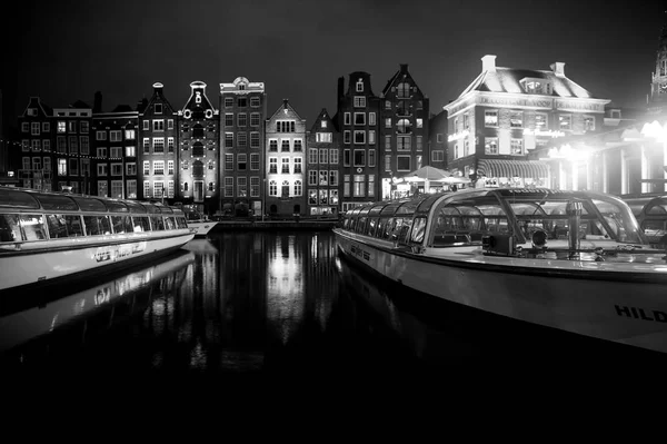 阿姆斯特丹 2017年10月01日 游览小船在河渠道和历史大厦在晚上之前 水运运输癖 旅游理念 — 图库照片