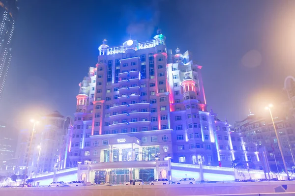 阿拉伯联合酋长国 2017年12月23日 酒店大厦与照明夜间 度假胜地和豪华住宿 建筑学或结构和设计 旅游目的地和流浪 — 图库照片