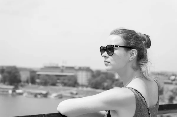 Mujer Con Gafas Sol Río Vístula Krakow Polonia Día Soleado — Foto de Stock