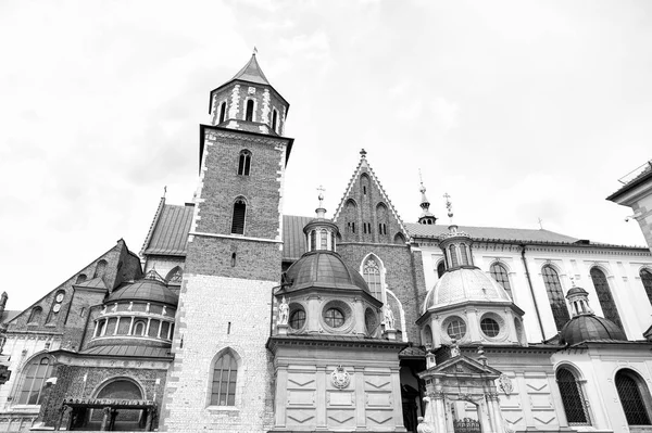 Archcathedral 大教堂与金黄圆顶教堂在克拉科夫 波兰在多云天空 建筑学 宗教概念 — 图库照片