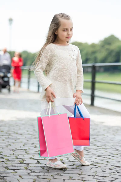 通りに買い物袋を持つ少女 屋外の紙袋を持つ子供 子供のファッションの服の買物客 休日の準備やお祝い すべての販売に乗った ショッピング ブラックフラ イデー — ストック写真