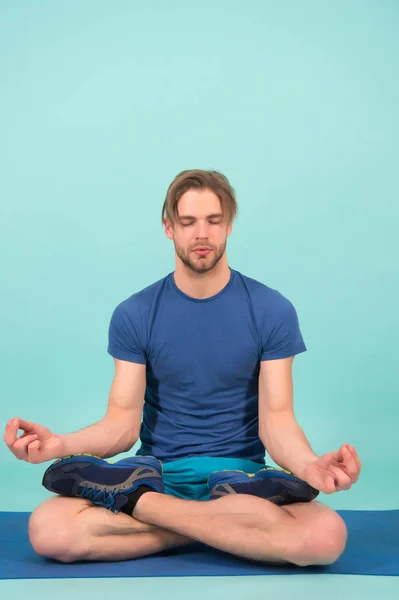 Mens Mediteert Yoga Mat Sportman Ontspannen Lotushouding Mode Atleet Oefenen — Stockfoto