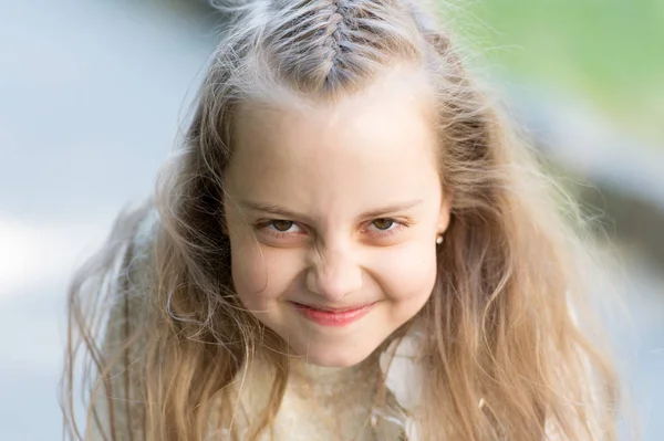 Belleza Cuidado Piel Niño Con Sonrisa Cara Linda Aire Libre —  Fotos de Stock