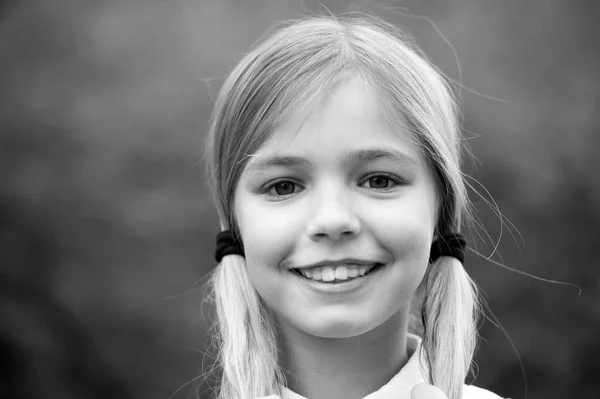 自然環境でブロンドの髪のポニーテールと女の子幸せな笑顔 子供の美しさ 髪型のコンセプト — ストック写真