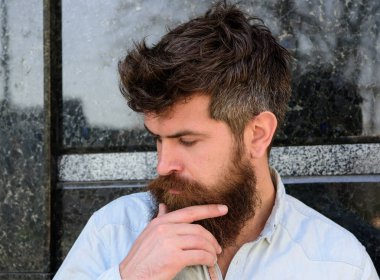 Sakal ve bıyık düşünceli, dalgın yüzünde siyah mermer zemin üzerine olan adam. Erkeklik kavramı. Tousled saçlı hippi sakal dokunur. Adam düşünceli ve karışık görünüyor