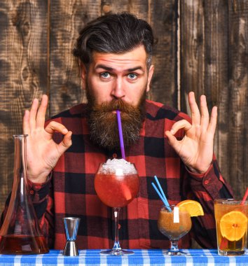 Adam iyi jest ahşap arka plan üzerinde gösterir. Alkol ve kokteyller