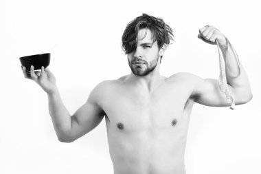 Kafkas maçosu elinde makarna ve mezura ile siyah kase tutuyor.