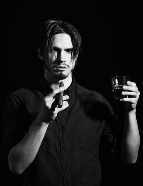 Viskili ciddi sakallı adam.