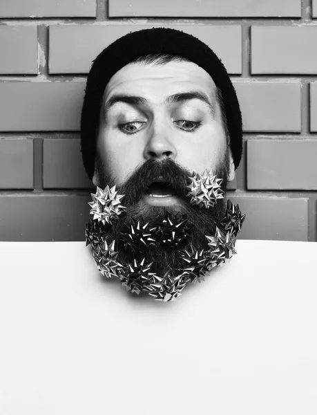 Baard man, brutale Kaukasische verrast hipster met cadeau decoratie sterren — Stockfoto