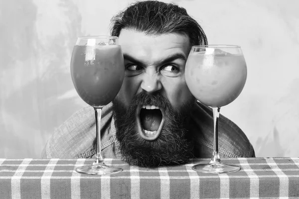 Brutalny biały hipster z wąsami między tropikalnymi alkoholowymi świeżymi koktajlami — Zdjęcie stockowe