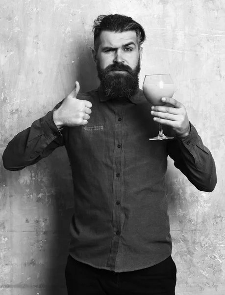 Σκληρός hipster που κατέχει τροπικό αλκοολούχο φρέσκο κοκτέιλ — Φωτογραφία Αρχείου