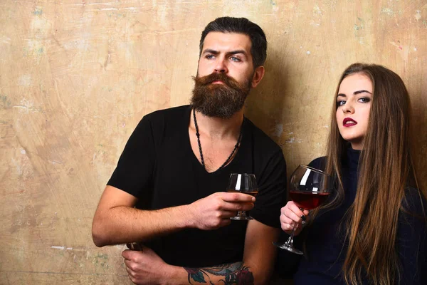 Barátnője és a barátja, furcsa arcok iszik bor és cognac — Stock Fotó