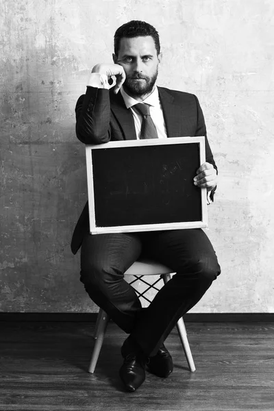 Pizarra en manos de maestro hombre o hombre de negocios en traje — Foto de Stock