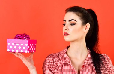 Hediye izole kırmızı zemin üzerine bayanla.