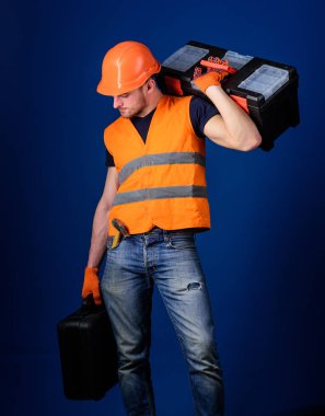 Onarım hizmet anlayışı. Kask, kask içinde adam araç kutusu ve araç, mavi arka plan ile bavul tutar. İşçi, repairer, tamirci, Oluşturucusu sakin yüz taşıyan araç omuz, çalışmaya hazır '