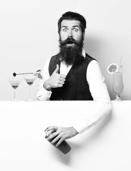Şaşırdım yakışıklı sakallı barmen. — Stok fotoğraf