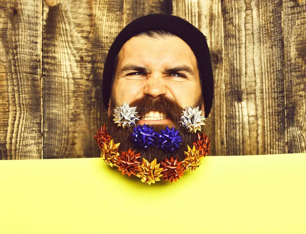 Бородатий чоловік, жорстокий кавказький сердитий хіпстер із зірками подарункових прикрас — стокове фото