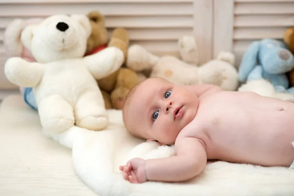 ライトブランケットに青い目と驚きの顔で幼児 — ストック写真