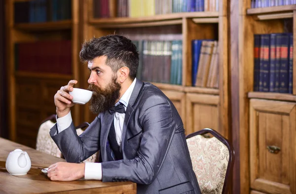 Uomo maturo con viso calmo gode di tè pomeridiano . — Foto Stock