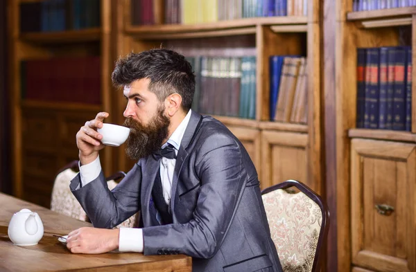 Hombre maduro con la cara tranquila disfruta del té de la tarde . —  Fotos de Stock