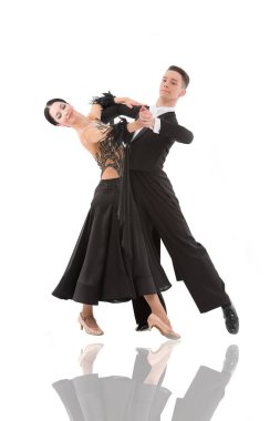 balo salonu dans çift beyaz arka plan üzerinde izole bir dans poz. Balo Salonu şehvetli profesyonel dansçılar Walz dans, tango, slowfox ve quickstep balo salonu çift profesyonel dans