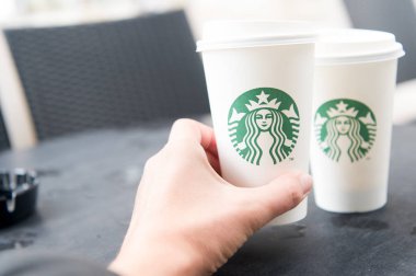 Hamburg, Almanya-Mayıs 31.2017: Starbucks kahve starbucks kafede uzun boylu bir. Starbucks dünyanın en büyük kahve evi 61 ülke içinde 20.000'den fazla mağaza ile mi.