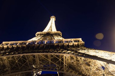 Paris, Fransa-Haziran 1, 2016: Eyfel Kulesi Paris, Fransa'da gece aydınlatma ile. Romantik seyahat arka plan. Eyfel Kulesi Tour Eiffel, paris ve aşk geleneksel sembolüdür. Paris Fransa sevgi ve romantik