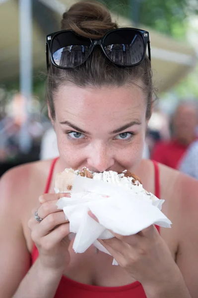 可愛い女の子か女がサンドイッチ ジャイロを食べる 喜びを持つ女の子は食事の後にバーガーを食べる 彼女は彼女の口を開け 彼の手にジャイロを保持し 彼女の目を閉じた — ストック写真