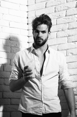 Yakışıklı, sakallı, maço, seksi adam.