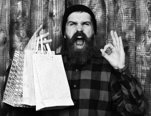 Baard brutale Kaukasische hipster met snor holding shopping pakketten — Stockfoto