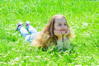 Grassplot, yeşil arka plan çimlere yatan kız. Çocuk çayır yalancı bahar güneşli hava keyfini çıkarın. Barış ve huzurlu kavramı. Yüz gülümseyerek kıza harcamak açık havada eğlence