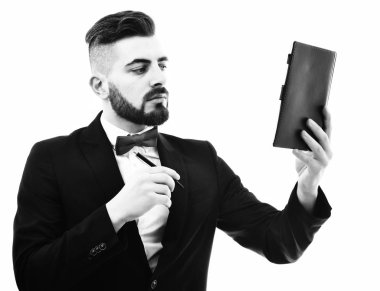 İşadamı veya Yöneticisi ile ciddi bir yüz tutan kalem ve Organizatör