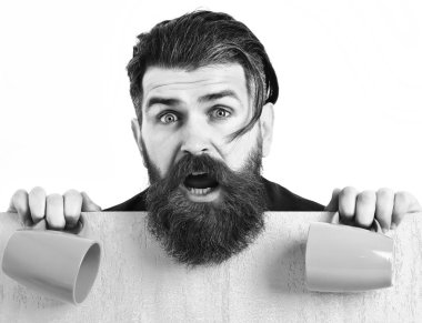 Kâğıt çarşaf ve fincanlarla vahşi beyaz hippi sakallı.