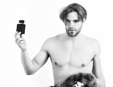 Beyaz arka planda kürklü, sakallı, maço bir adam.