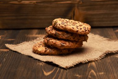 Bisküvi çul üzerinde yerleştirilen tohumları ile yakın çekim.