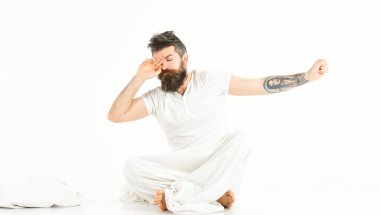 Uykulu yüz germe ile adamım, uyan, alanı Kopyala.