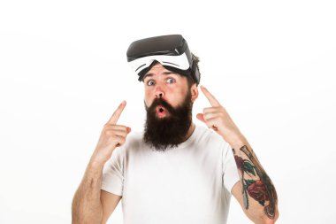 Sakal ve bıyık tutar Vr gözlük, beyaz arka planı olan adam. VR teknolojisi kavramı. Adam Vr gözlük veya baş ile ekran monte. Yenilikçi gadget işaret parmağı ile işaret heyecanlı yüzünde